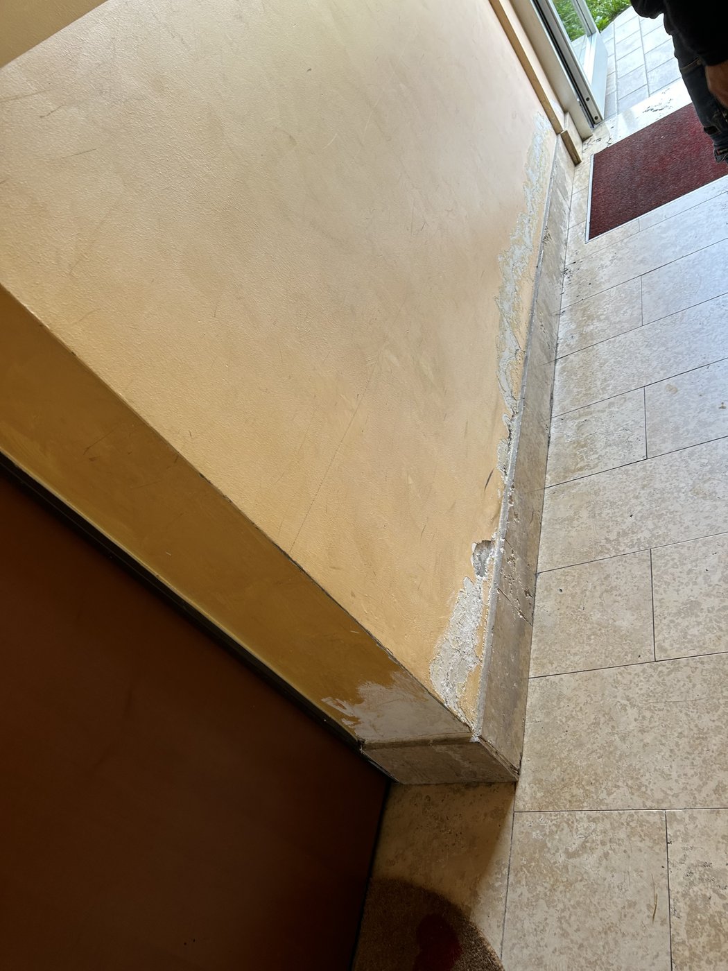 Androne prima del restauro