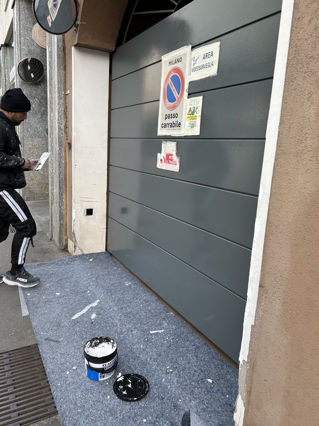 Portone basculante verniciato a Milano